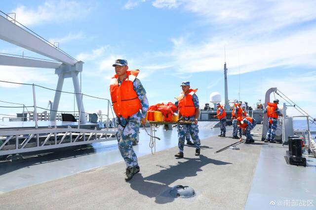 南部战区海军编队登陆战斗训练：突破岸防线，登上“敌”占岛