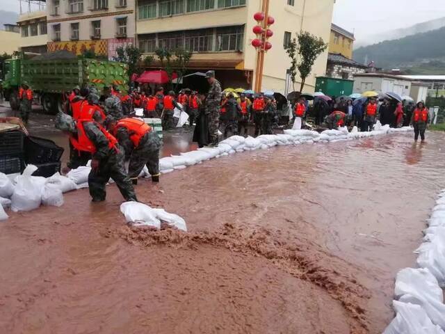 喜德县人武部：民兵筑起防汛“堤坝”