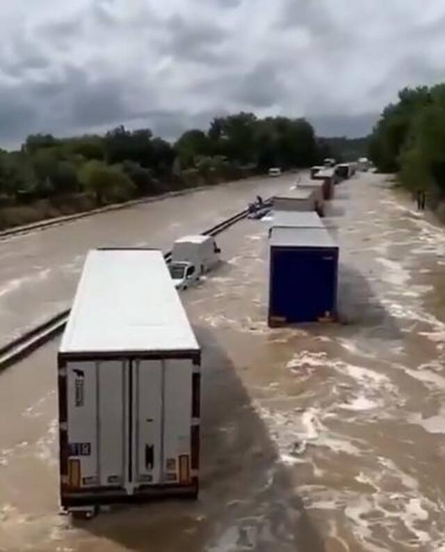 恶劣天气致法国加尔省洪水泛滥 已致2人失踪1人受伤