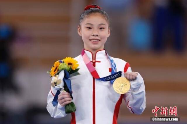 资料图：北京时间8月3日，在东京奥运会女子平衡木决赛中，中国选手管晨辰以14.633分夺得冠军。这是中国代表团本届奥运会的第32金。另一位中国选手唐茜靖获得第二。图为管晨辰展示金牌。中新社记者富田摄