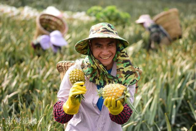 改革开放以来，按照现行贫困标准计算，中国7.7亿农村贫困人口摆脱贫困；十八大以来，到2020年底，中国现行标准下9899万农村贫困人口全部脱贫，832个贫困县全部摘帽，12.8万个贫困村全部出列。图自澎湃影像