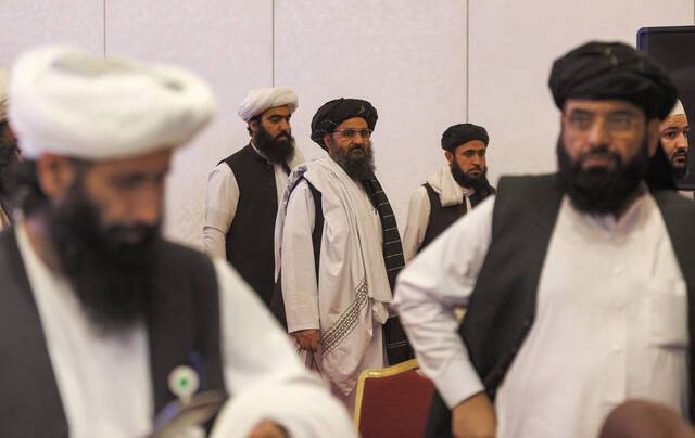 ▲当地时间7月18日，率团与阿富汗政府代表团举行新一轮和平谈判的塔利班驻多哈政治办事处主任巴拉达尔（中）。图据网络