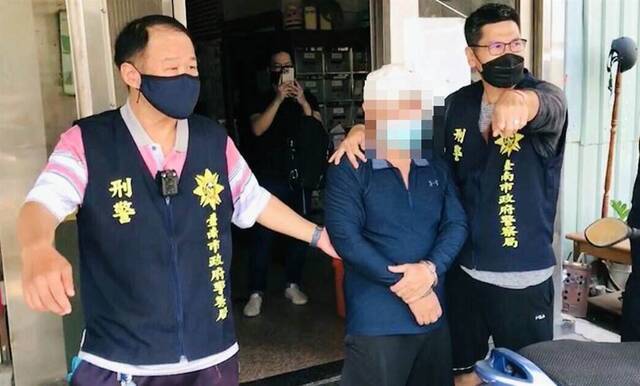 黄江正（中）逃亡12年后，今天下午被警方逮捕。图自台湾“中时新闻网”