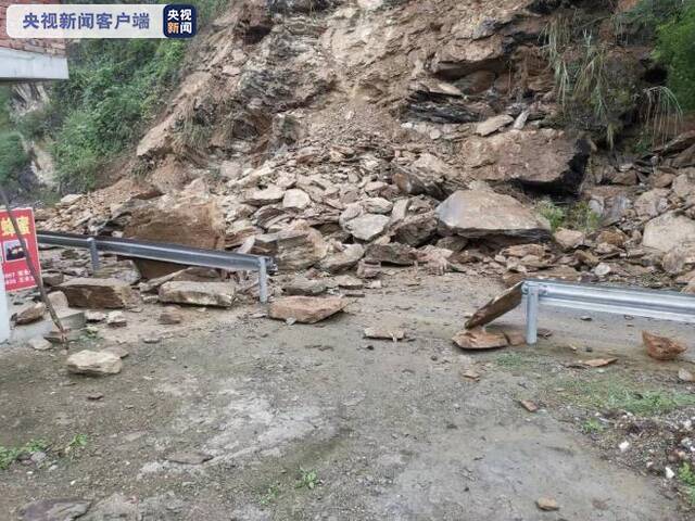 四川青川县发生山体滑坡造成G212国道线中断 当地正全力抢险