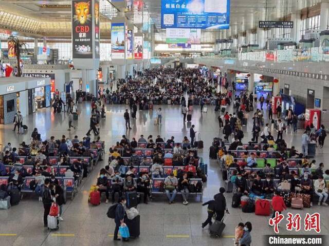 资料图：南京南站的旅客朱晓颖摄