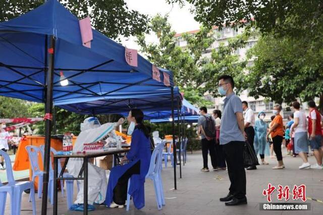 资料图：医护人员做核酸检测采样。曾德猛摄