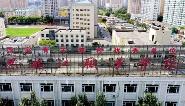 在黑龙江职业学院一街之隔就是哈尔滨理工大学、黑龙江大学等高校。图/视觉中国