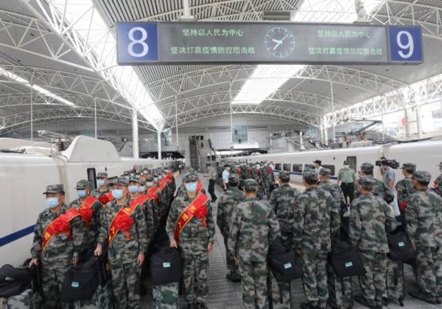 上海市今年下半年征集的新兵今起启程奔赴军营