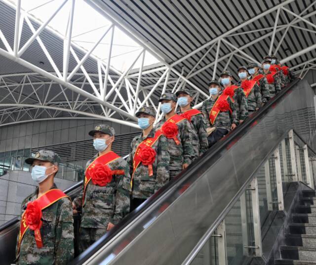 上海市今年下半年征集的新兵今起启程奔赴军营