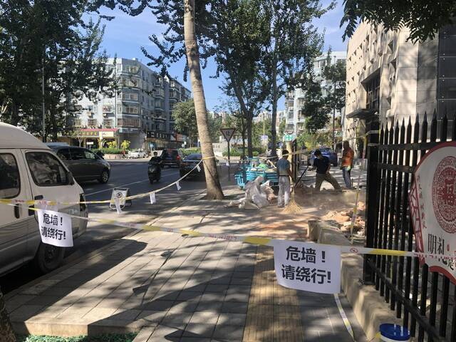  9月17日午间，事故现场拉起了警戒线。新京报记者张静姝摄