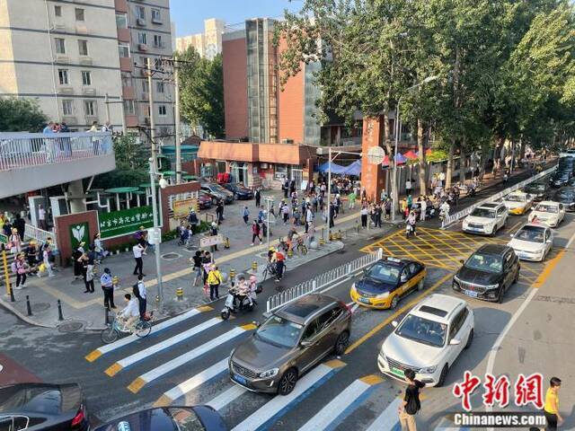 资料图：北京市花园桥附近，学生们正在进入学校。任靖摄