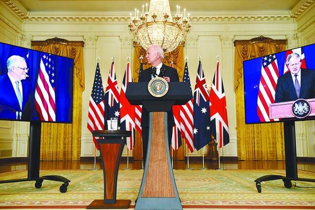 当地时间15日，美国、英国、澳大利亚三国领导人宣布建立名为AUKUS的三边安全联盟。图为美国总统拜登在白宫与英澳领导人举行视频会议。
