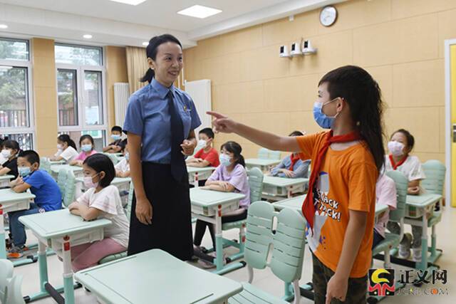 同学们与检察干警交流互动,在寓教于乐中增长了法律知识,提升了法治意识。检察日报全媒体记者闫昭摄