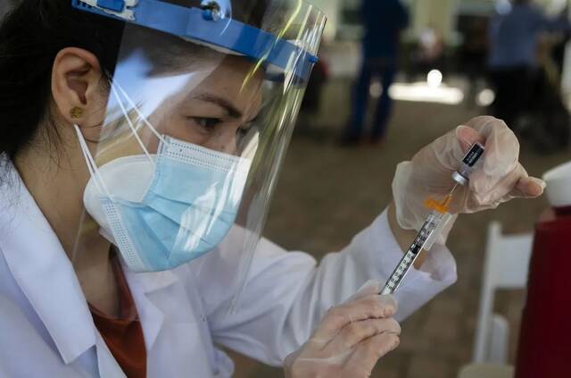 迈阿密的医护人员准备向接种者注射疫苗。