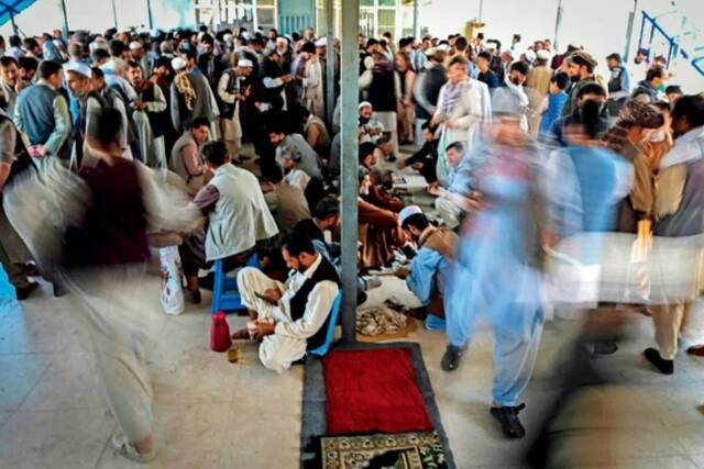 9月5日，阿富汗喀布尔的主要货币交易市场重新营业。图/视觉中国