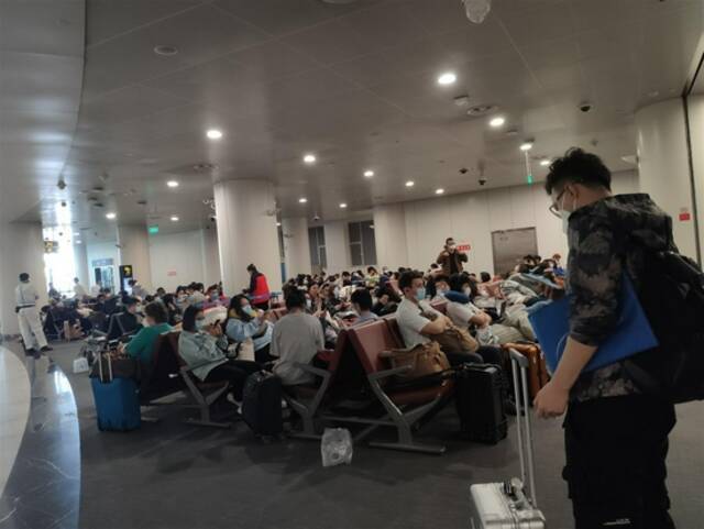 乘客在机场等候（受访者供图）