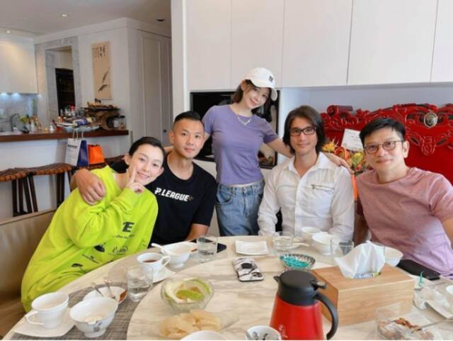徐若瑄（左三）在家招待朋友，王力宏（右二）、陈建州、范玮琪等现身。