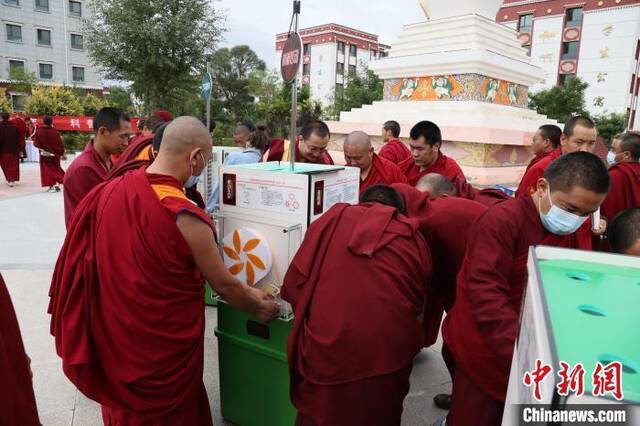 图为青海省藏语系佛学院学生现场体验科普器材。张晨摄
