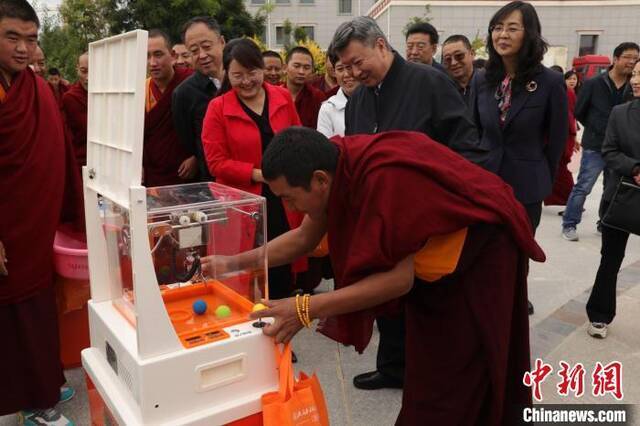 图为青海省藏语系佛学院学生现场体验科普器材。青海省委统战部供图