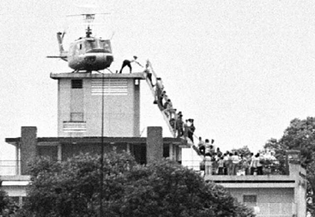 1975年，越南西贡，美国派直升机协助美方人员撤离，场面一度十分混乱。
