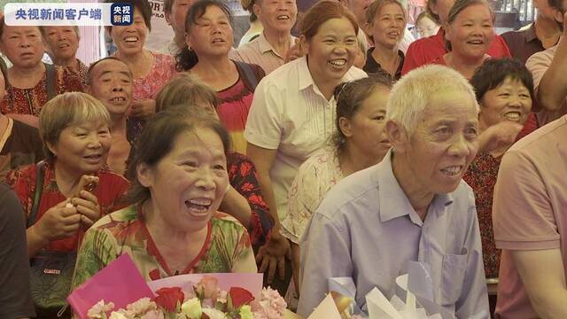 “太空出差三人组”落地过中秋 汤洪波父亲等儿子回家吃大餐