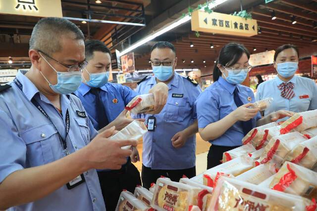 临近佳节查隐患打响食品安全“保胃战”