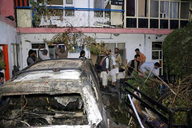  8月29日阿富汗平民艾哈迈迪的车辆和房屋被无人机空袭之后的残骸。（资料图）