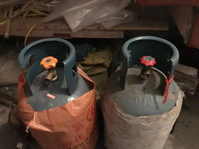 9月13日，李小中购买用来自杀的两个煤气罐被弃放在楼道里。新京报记者聂辉摄