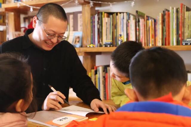 ▲国家统编版小学语文教材封面插图执笔画家景绍宗。受访者供图