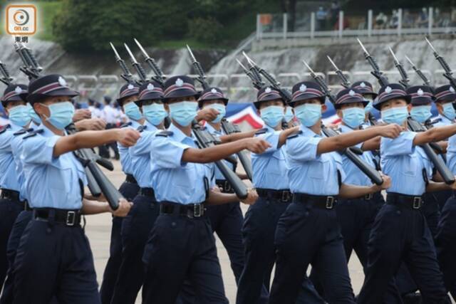 警察学院结业会操的升旗环节以中式步操进行（图片来源：“东网”）
