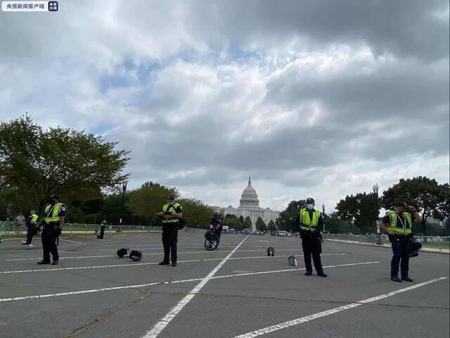 美国国会冲击事件支持者在国会大厦前举行示威 1人因持刀被捕