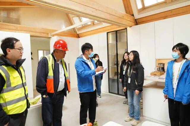 撒贝宁手中拿的是天大“阳光小屋”！