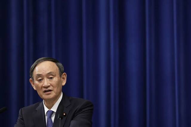 1月7日，在日本东京，日本首相菅义伟出席新闻发布会。新华社发（太田洁摄）