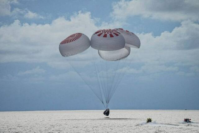 SpaceX首个“平民”太空旅行团圆满结束 飞船成功返回地球