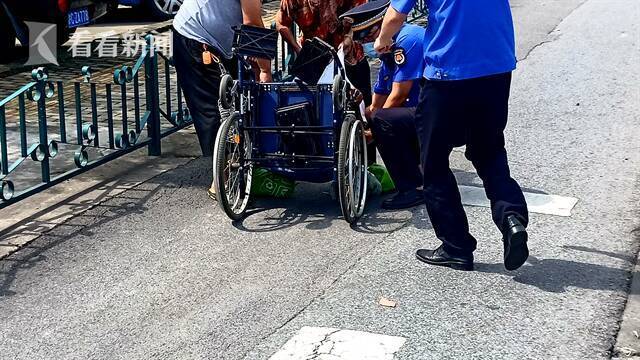 视频｜高位截肢长者轮椅上摔倒 一群人冲了过去