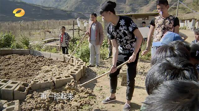 崔晋在村里干农活。视频截图