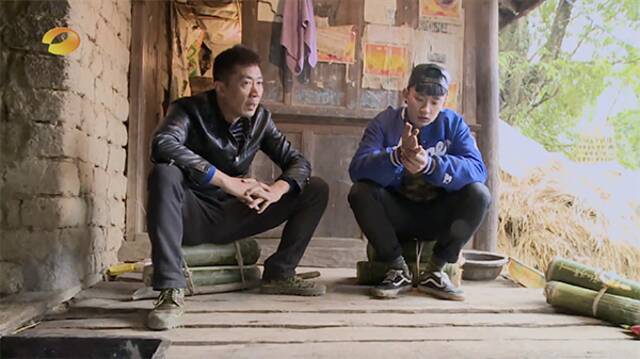 崔晋和父亲在村里谈心。视频截图