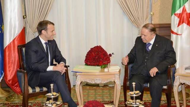 法国总统马克龙对阿尔及利亚前总统布特弗利卡逝世表示哀悼