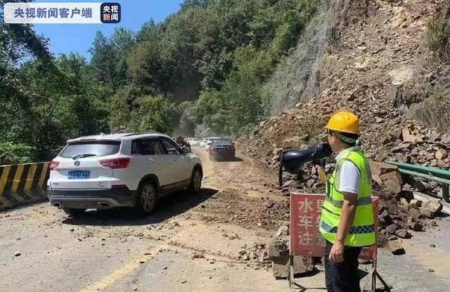 四川巴中：通往光雾山景区道路山体塌方 目前可半幅通车