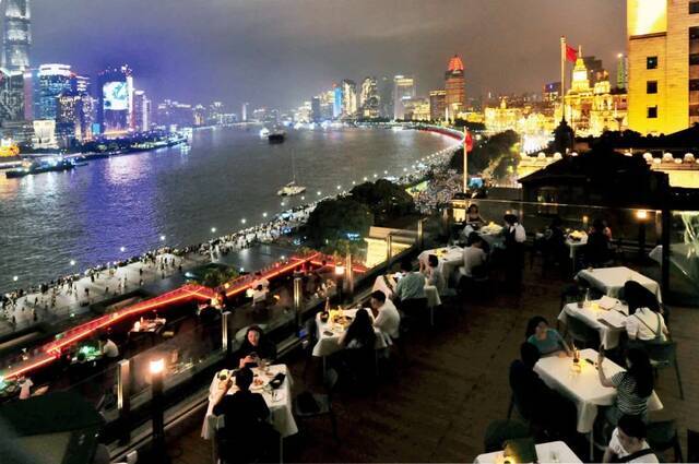 夜幕下的上海外滩沿江露台餐厅。图/IC