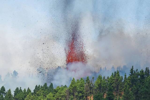 （西班牙拉帕尔马岛发生火山喷发。）