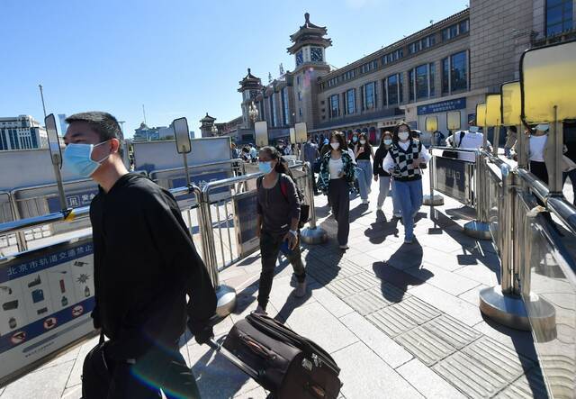 今天上午，从北京站出站的旅客正在换乘地铁。新京报记者王贵彬摄