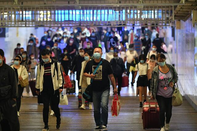 返京旅客正在出站。新京报记者王贵彬摄