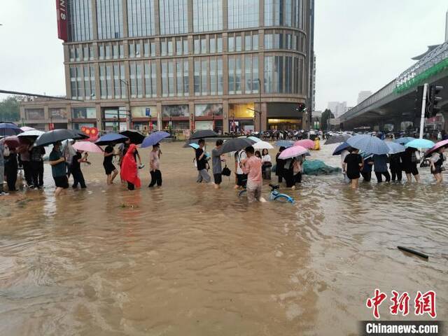 郑州暴雨夜“摆渡女孩”现身：没想到被那么多陌生人挂念