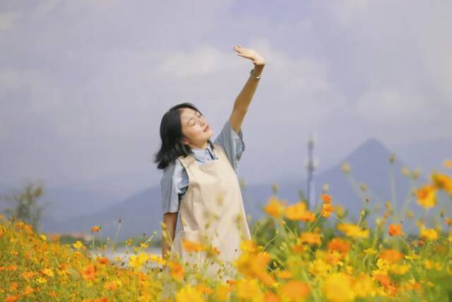 浙师的花海藏不住啦！花海、圆月和你，绝配！