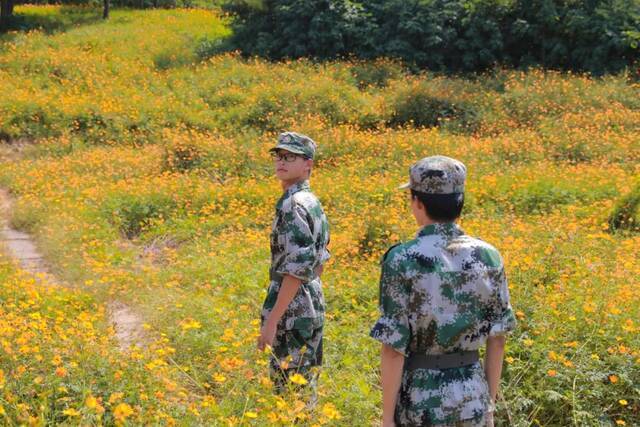 浙师的花海藏不住啦！花海、圆月和你，绝配！