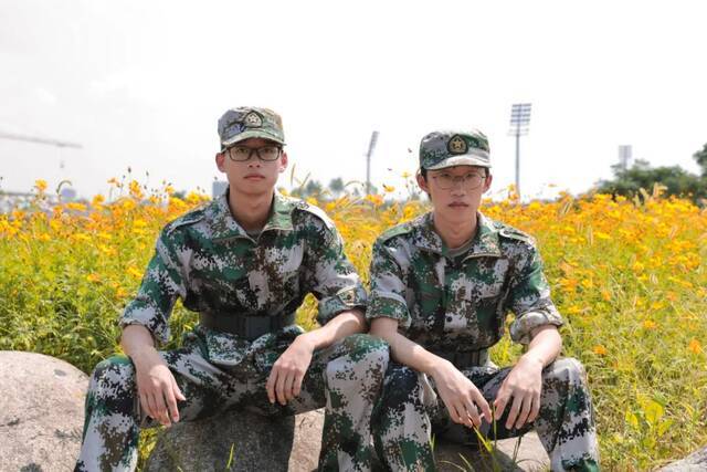 浙师的花海藏不住啦！花海、圆月和你，绝配！