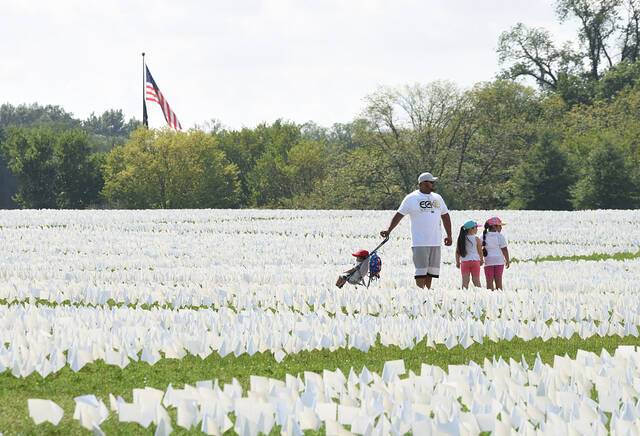 今年9月18日，华盛顿国家广场上插着数十万白色旗帜，悼念在新冠肺炎中逝去的患者。