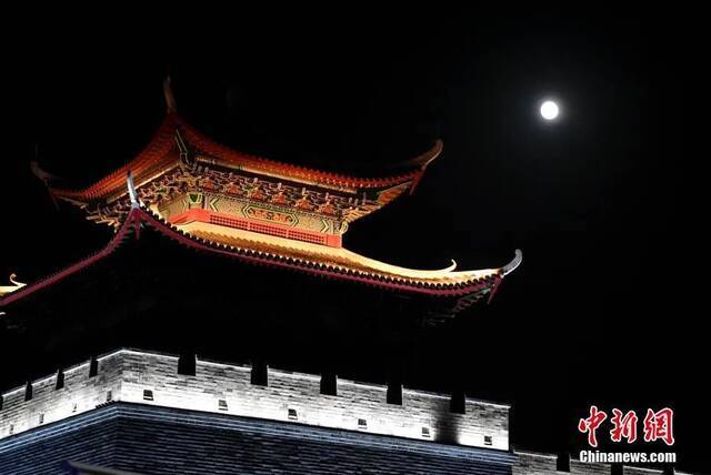 资料图：中秋月圆夜，福州古厝圆月相映成趣。中新社记者王东明摄