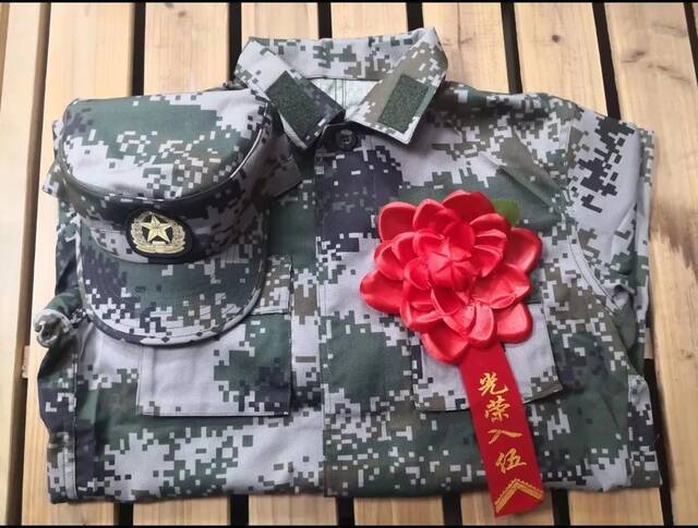 ▲两年前的中秋，杨沁怡拥有了属于自己的第一套军装